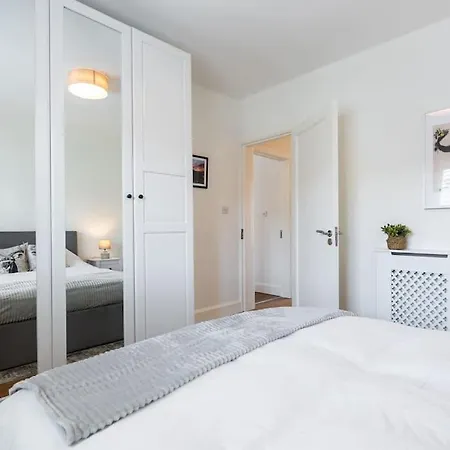 Superb Village 4 Bed In Prime Location! Apartamento