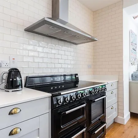 Superb Village 4 Bed In Prime Location! Apartamento *