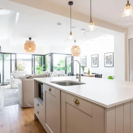 Superb Village 4 Bed In Prime Location!
