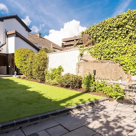 Superb Village 4 Bed In Prime Location! Apartamento