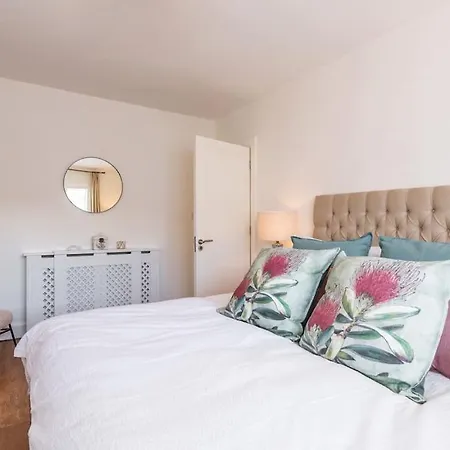 Superb Village 4 Bed In Prime Location! *