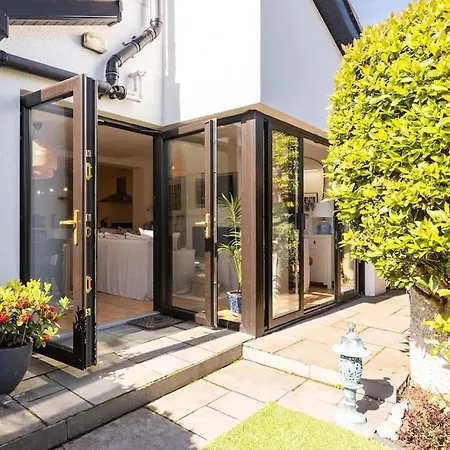Superb Village 4 Bed In Prime Location! *