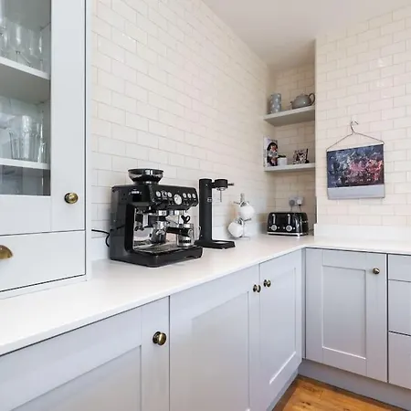 Superb Village 4 Bed In Prime Location! *